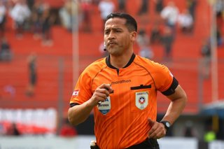 Futbol, Colo Colo vs Universidad de Chile. Supercopa 2025 El arbitro Felipe Gonzalez es fotografiado durante el partido por la Supercopa 2025 entre Colo Colo contra Universidad de Chile disputado en el estadio Santa Laura en Santiago,