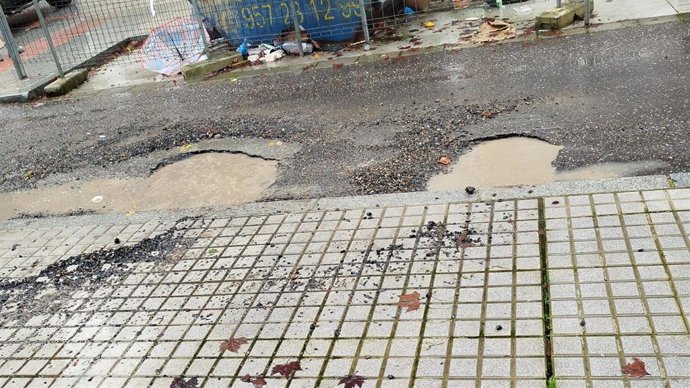 Hacemos Córdoba exige un plan urgente de intervención en todos los barrios ante los daños en calzadas, aceras y mobiliario urbano que, "por falta de mantenimiento", sufre la ciudad y que ha agravado el temporal.