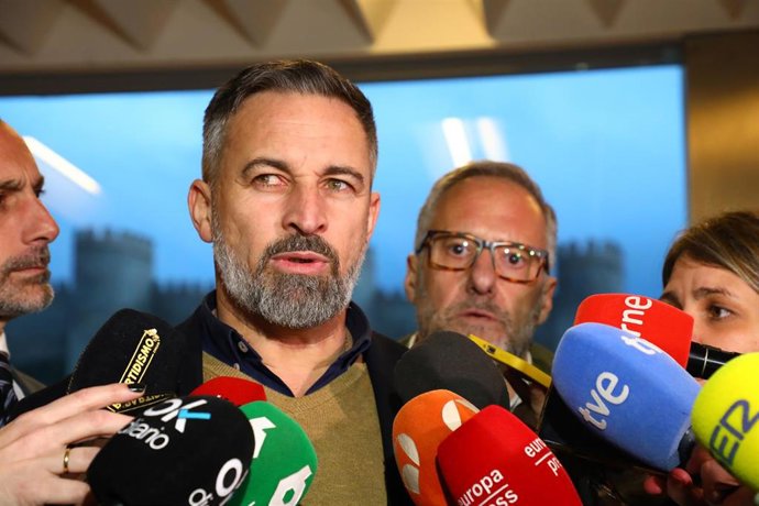 El presidente de VOX, Santiago Abascal, atiende a los medios a su llegada para presentar al candidato del partido a la Presidencia de la Junta de Castilla y León.