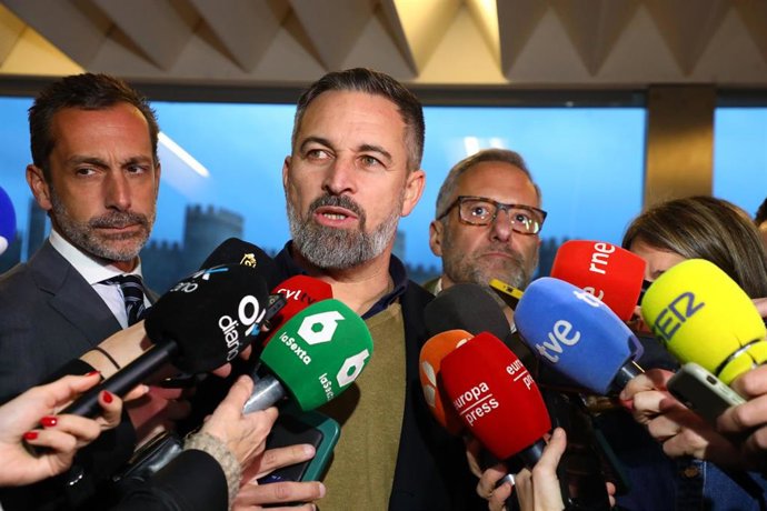 El presidente de VOX, Santiago Abascal, atiende a los medios a su llegada para presentar al candidato del partido a la Presidencia de la Junta de Castilla y León, a 9 de febrero de 2026, en Ávila.