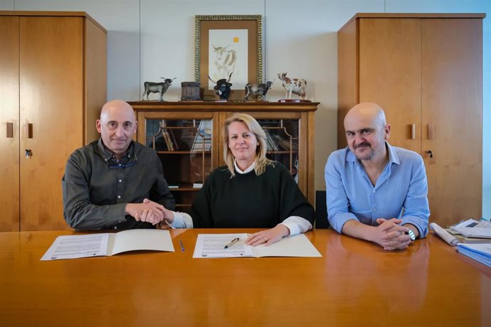 El Gobierno y la Sociedad de Fomento de Caza y Pesca firman un convenio para la recuperación del salmón y la trucha