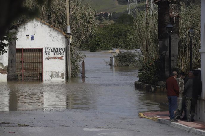 Moradores de San Martín del Tesorillo, desalojados pelas chuvas, retornam às suas casas. Em 8 de fevereiro de 2026, em San Martín del Tesorillo, Cádiz, Andaluzia (Espanha). Moradores de San Martín del Tesorillo (Cádiz) que tiveram que abandonar suas casas