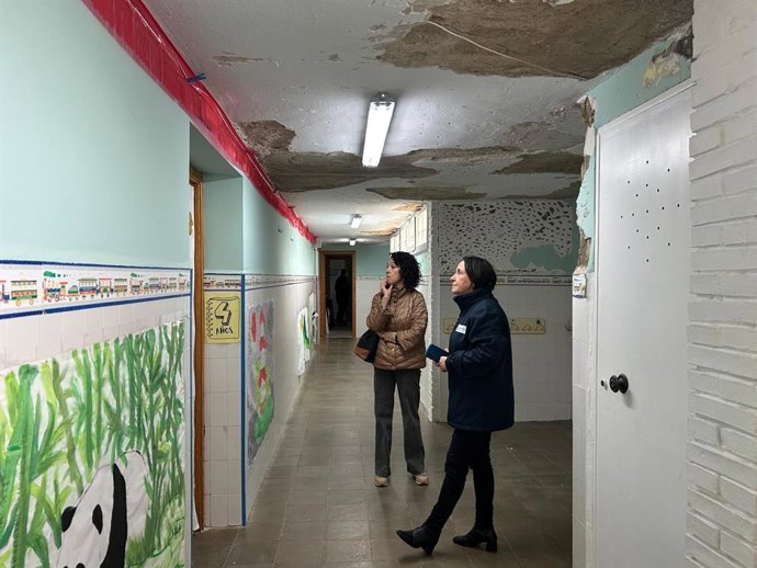 La concejala de Educación en Jerez, Nela García, viendo los desperfectos ocasionados por el temporal en uno de los colegios de la ciudad. (Foto de archivo).