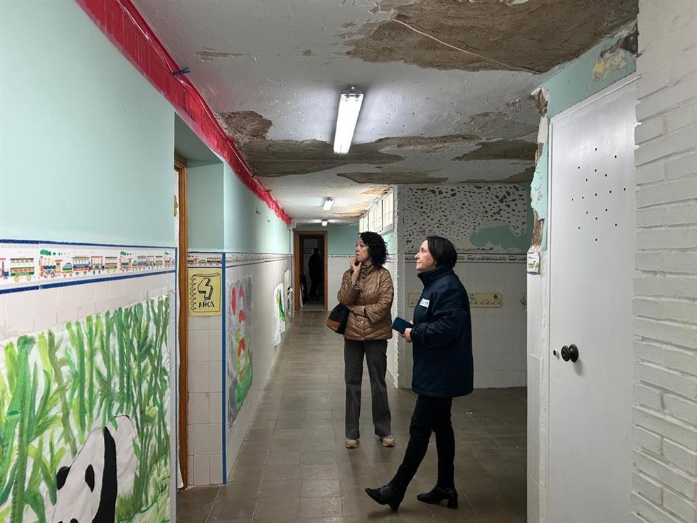 La concejala de Educación en Jerez, Nela García, viendo los desperfectos ocasionados por el temporal en uno de los colegios de la ciudad. (Foto de archivo).