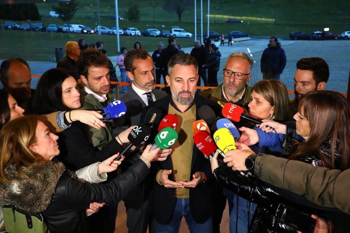 El presidente de VOX, Santiago Abascal, atiende a los medios a su llegada para presentar al candidato del partido a la Presidencia de la Junta de Castilla y León.