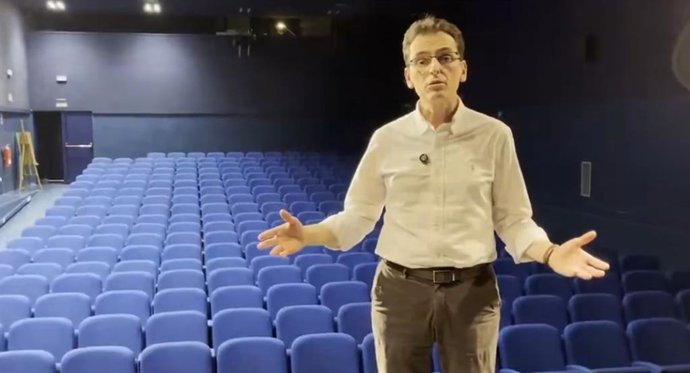 El portavoz del Grupo Municipal Socialista, Pedro Herrero, ante el auditorio vacío del Centro Cívico Zona Este.