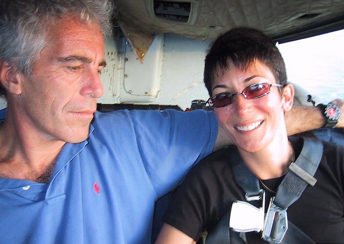 Archivo - HANDOUT - 29 December 2021, US, New York: An undated picture released by the US attorney's office shows British socialite Ghislaine Maxwell (R) and US financier Jeffrey Epstein posing inside a private jet. Maxwell, 59, was convicted Wednesday of