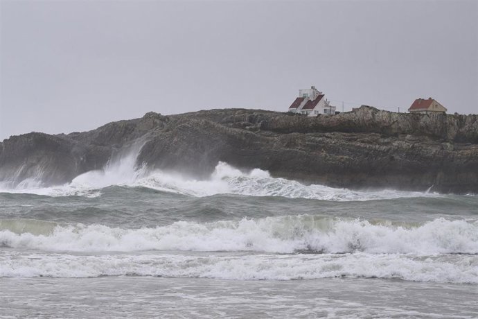 Archivo - Temporal costero en Cantabria