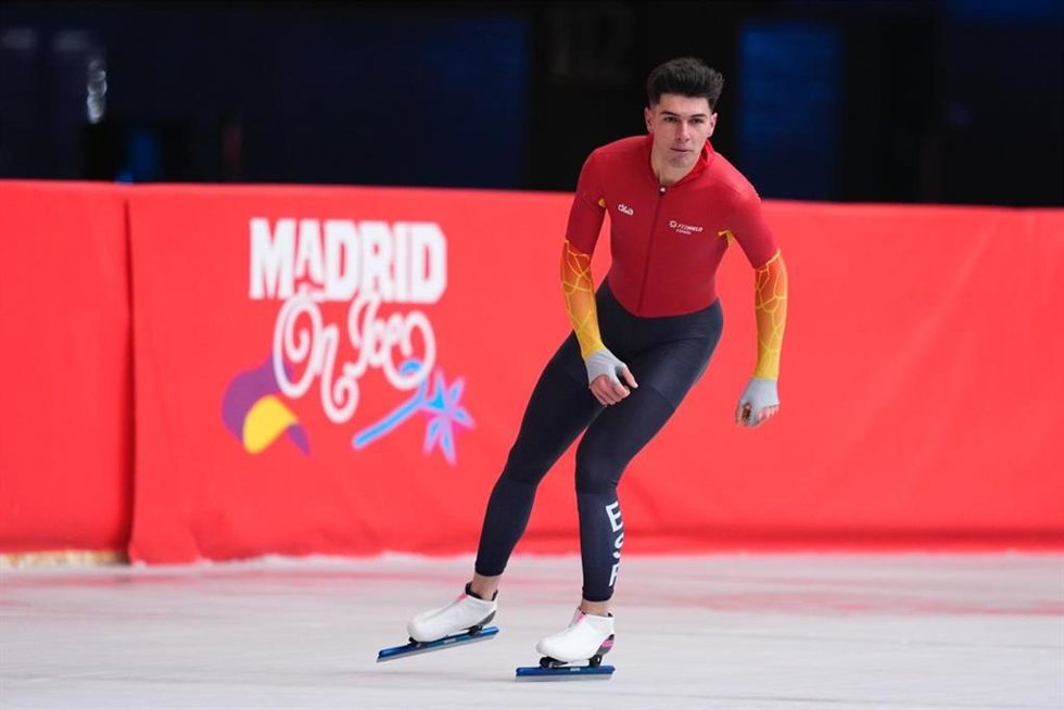 Archivo - El patinador español Daniel Milagros patina en la pista del Estadio Riyadh Air Metropolitano