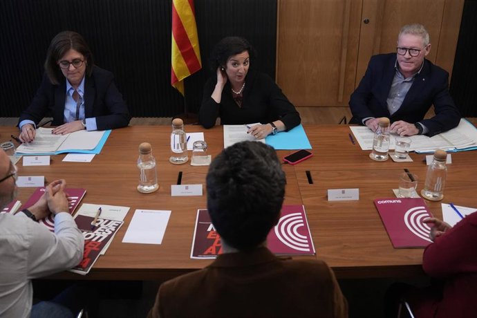 La consellera de Economía, Alícia Romero (c), y el secretario general de la Conselleria, Juli Fernández (d), durante la reunión entre la Generalitat de Catalunya y los Comuns sobre los presupuestos catalanes.