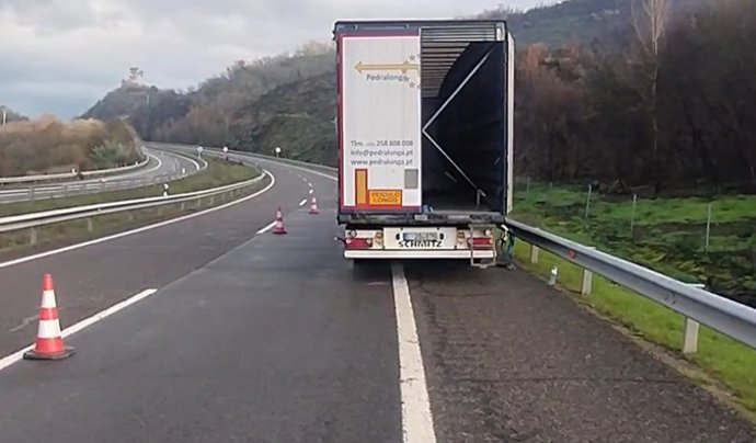 El riesgo de vuelco de un camión obliga a interrumpir la circulación en la A-52, a su paso por Cualedro (Ourense)