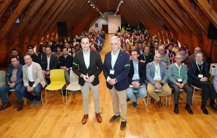 El presidente de la Diputación de Valladolid, Conrado Íscar (izda), junto al presidente de la Asociación Española contra el Cáncer en Valladolid, Artemio Domínguez.