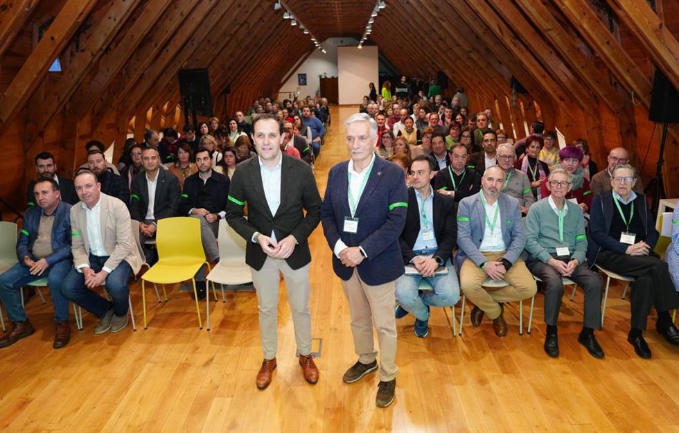 El presidente de la Diputación de Valladolid, Conrado Íscar (izda), junto al presidente de la Asociación Española contra el Cáncer en Valladolid, Artemio Domínguez.
