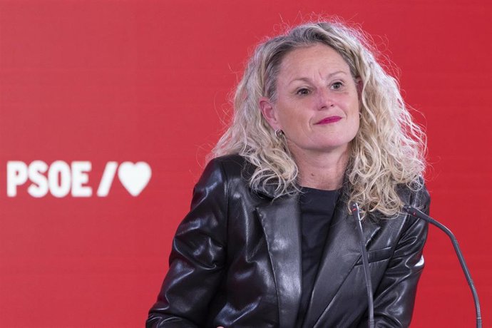 La portavoz del PSOE, Montse Mínguez, en una rueda de prensa en Ferraz