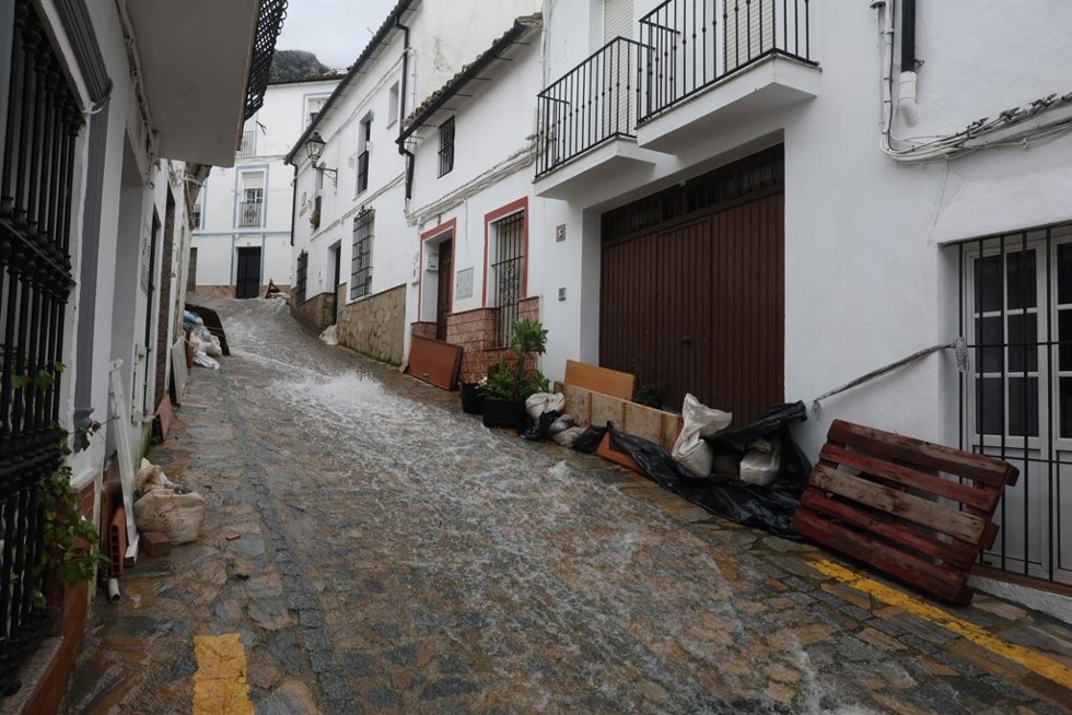 Desalojados en Ubrique (Cádiz) por desbordamiento del río y movimientos de tierra.