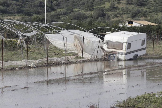 Regresan a sus casas vecinos de San Martín del Tesorillo desalojados por las lluvias. 