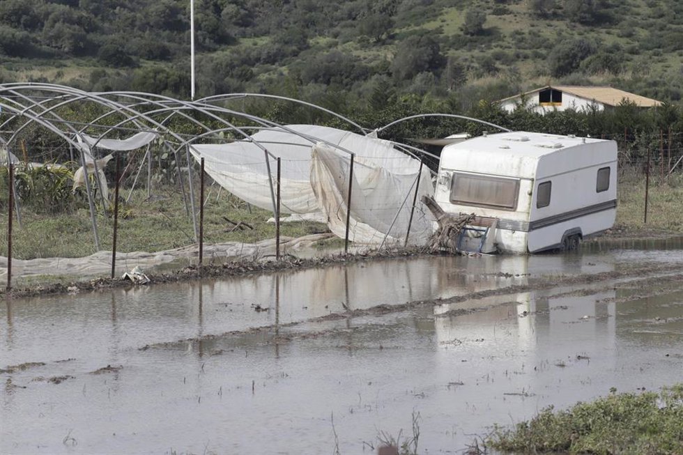 Regresan a sus casas vecinos de San Martín del Tesorillo desalojados por las lluvias.