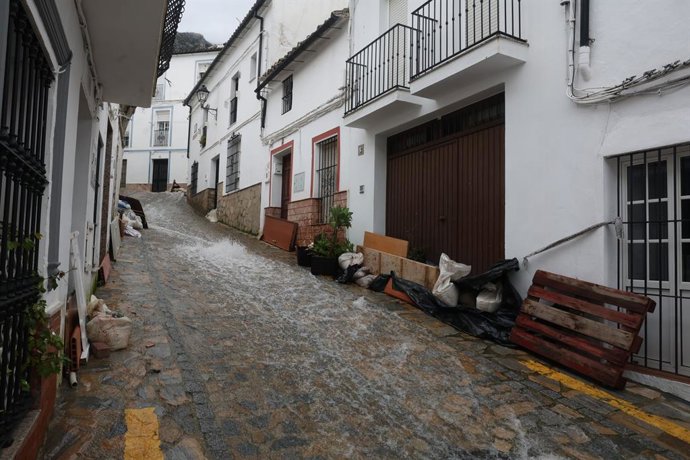 350 moradores de Ubrique (Cádiz) foram desalojados devido ao transbordamento do rio e movimentos de terra. Em 8 de fevereiro de 2026, em Ubrique, Cádiz, Andaluzia (Espanha). Um total de 350 moradores do município de Ubrique, em Cádiz, tiveram que ser desa