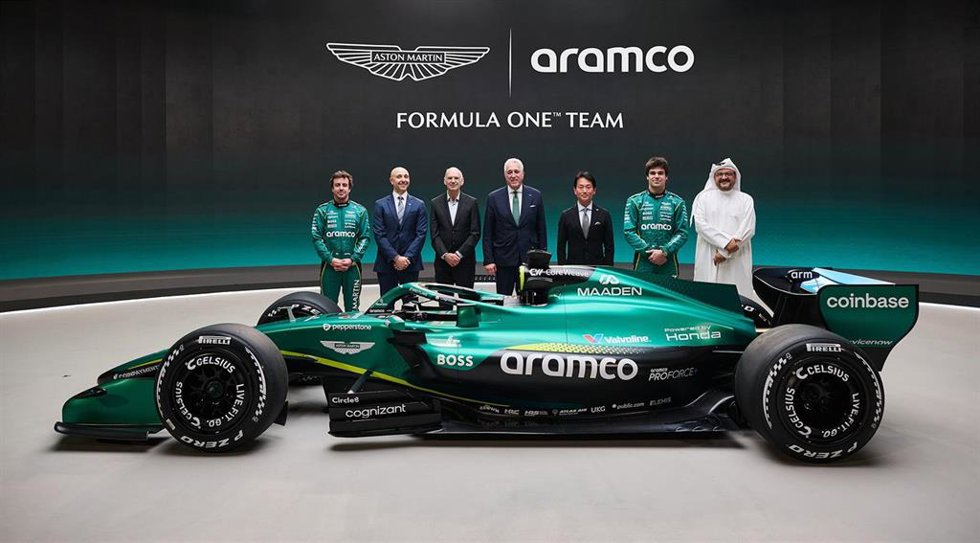 Foto de familia tras la presentación del AMR26 de Aston Martin