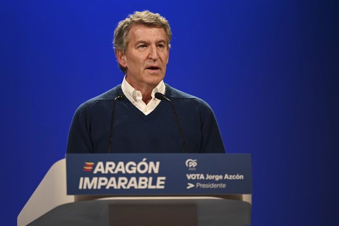 El presidente del PP, Alberto Núñez Feijóo, interviene en un mitin durante la campaña electoral del 8-F en Aragón, a 4 de febrero de 2026, en Huesca, Aragón (España).