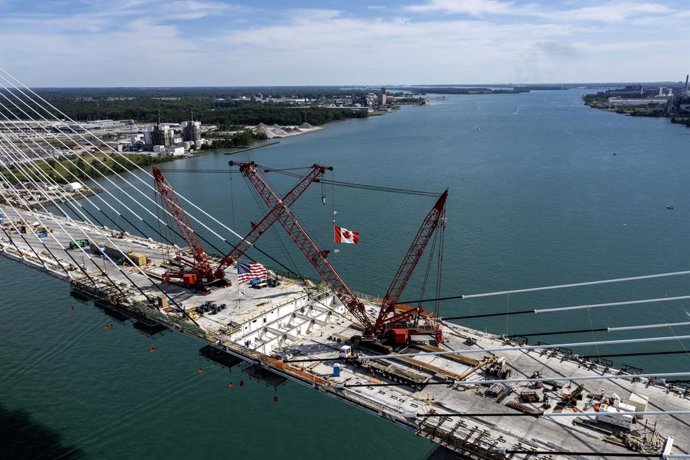 Archivo - June 15, 2024, Detroit, Michigan, USA: The last deck section has been put in place on the Gordie Howe International Bridge, linking Detroit with Windsor, Ontario across the Detroit River. The bridge is expected to open in 2025.
