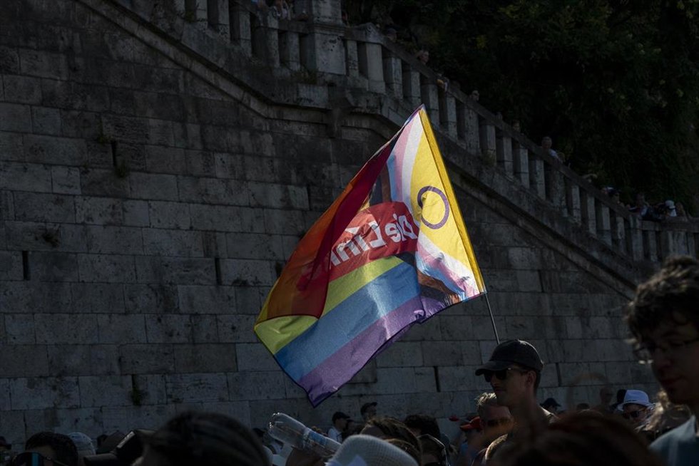 Archivo - Un manifestante ondea una bandera LGBT en una marcha celebrada en Budapest, Hungría