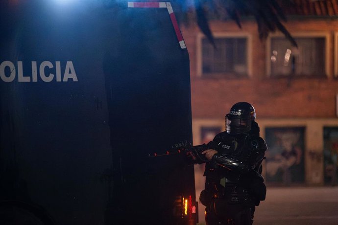 Archivo - May 29, 2025, Bogota, Cundinamarca, Colombia: Demonstrators clash with Colombia's riot police during protests backing Colombian president Petro's labor reform proposal, in Bogota, May 28, 2025.