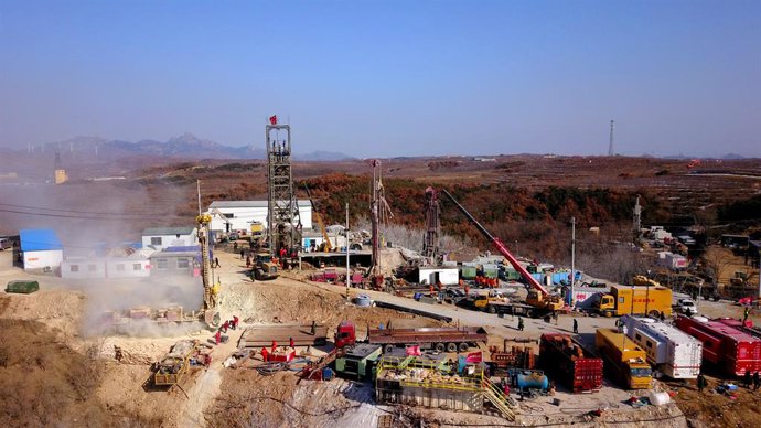 Archivo - Arquivo - JINAN, 27 de janeiro de 2021 — Foto aérea tirada em 19 de janeiro de 2021 mostra equipes de resgate trabalhando no local da explosão de uma mina de ouro na cidade de Qixia, província de Shandong, leste da China. PARA ACOMPANHAR AS MANC