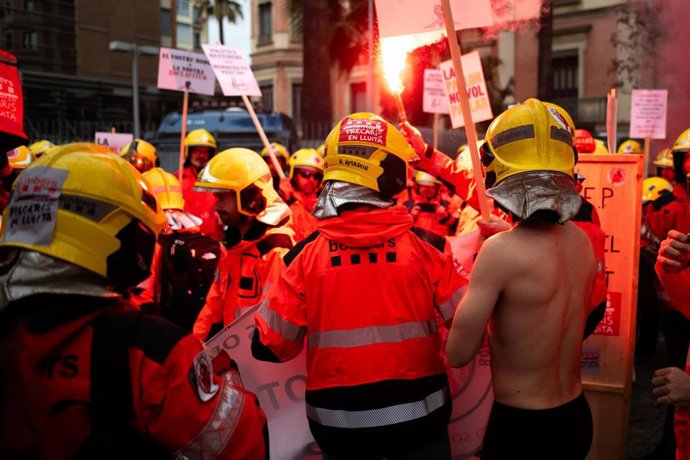 Archivo - Varios bomberos durante una concentración, frente la Consellería de Interior.