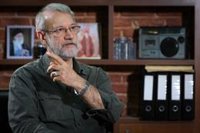 El principal asesor de seguridad del líder supremo de Irán parte hacia Mascate tras las conversaciones con EEUU