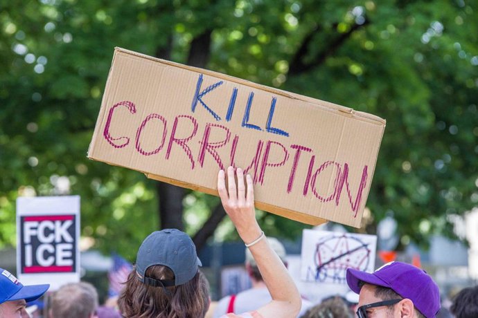 Archivo - June 14, 2025, Munich, Bavaria, Germany: Joining some 1,800 protests throughout the US, 225 members of Democrats Abroad organized their own "No Kings" protest in front of the US Consulate in Munich, Germany.  The protests originate from the 5050
