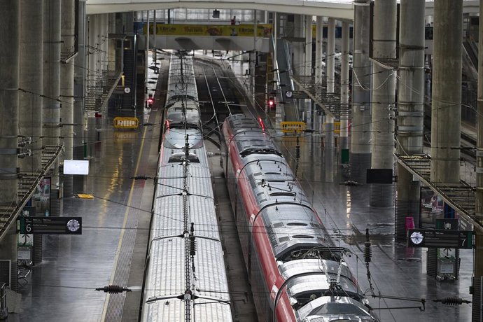 Trenes en los andenes durante la primera jornada de la huelga ferroviaria, en la estación de tren Madrid-Puerta de Atocha-Almudena Grandes, a 9 de febrero de 2026, en Madrid (España). La huelga de tres días convocada por todos los sindicatos ferroviarios 