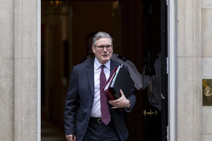 4 de fevereiro de 2026, Londres, Reino Unido: LONDRES, Reino Unido. Keir Starmer, primeiro-ministro, deixa o número 10 de Downing Street para as Perguntas ao Primeiro-Ministro (PMQs) na Câmara dos Comuns. O governo do Reino Unido enfrenta críticas e const