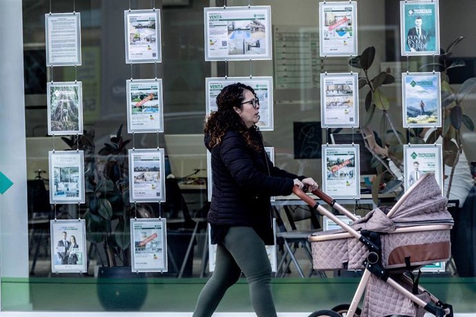 Una oficina de empresa inmobiliaria.