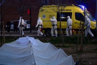 Tècnics sanitaris durant el retir de part d'un campament en la Zona Franca de Barcelona per motius sanitaris aquest dimarts