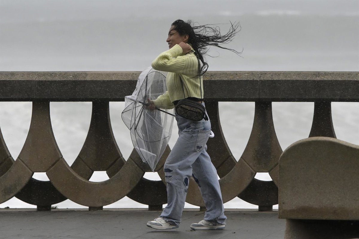 El viento, las olas y sobre todo la lluvia ponen en aviso a casi toda España, con tres CCAA en nivel naranja