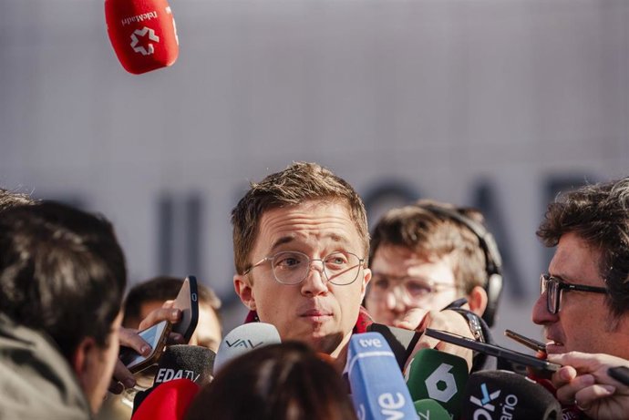 Archivo - El ex portavoz de Sumar en el Congreso Iñigo Errejón ofrece declaraciones a los medios tras declarar en los juzgados de Plaza de Castilla, a 16 de enero de 2025, en Madrid (España). El juez que investiga al exportavoz parlamentario de Sumar Íñig