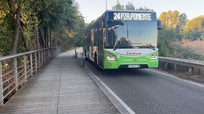 Archivo - Autobús de la línea 24 en Auvasa.