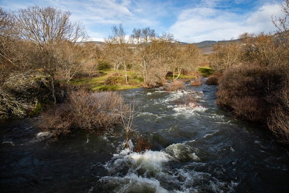 Río Lozoya junto al embalse de Pinilla, a 30 de enero de 2026, en Madrid (España). Cuatro presas del Canal de Isabel II (Pinilla, Riosequillo, Puentes Viejas y Pedrezuela) han abierto compuertas estos días para desembalsar de forma controlada ante la pr