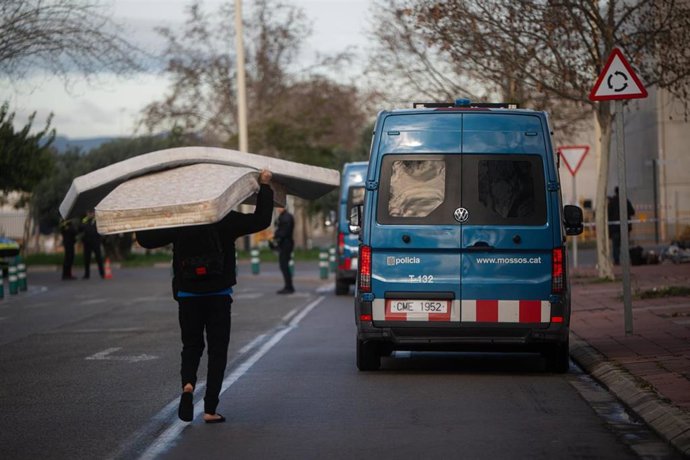 Retirada de parte del campamento instalado en la calle 2 del polígono de la Zona Franca de Barcelona por motivos sanitarios este martes