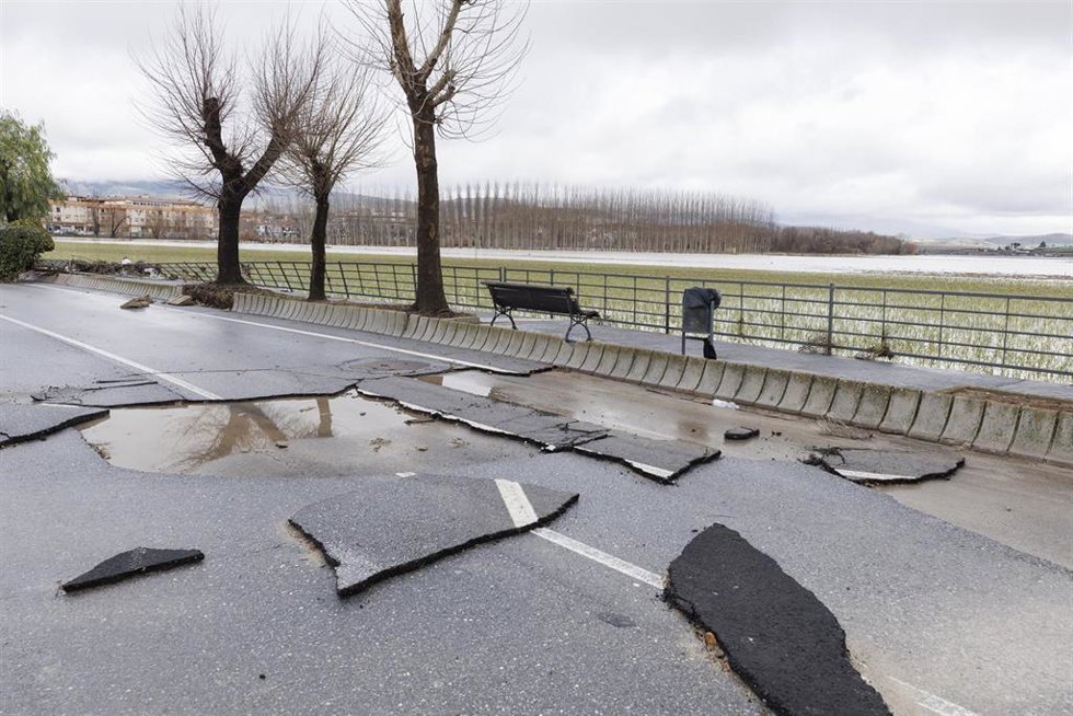 Imagen de los graves desperfectos que el temporal ha ocasionado a la carretera de acceso a Huétor Tajar (Granada). A 9 de Febrero de 2026, en Huétor Tájar, Granada (Andalucía, España). 