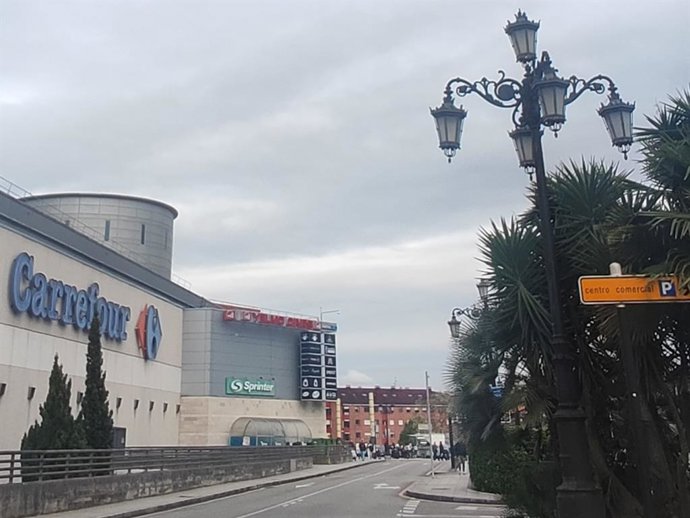 Archivo - Centro Comercial Los Prados, Carrefour, Oviedo