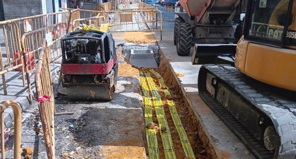 Obras de refuerzo de la red de media tensión en el barrio de Montequinto en Dos Hermanas (Sevilla)