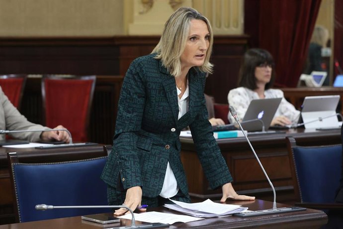 Archivo - La consellera de Trabajo, Función Pública y Diálogo Social, Catalina Cabrer.