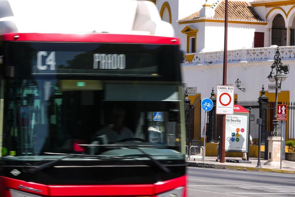 Archivo - Imagen de archivo de un autobús en Sevilla.