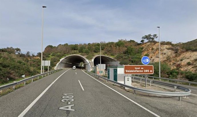 Tunel de Valdeinfierno en la autovía de Los Barrios, la A-381, cortada por desprendimiento.