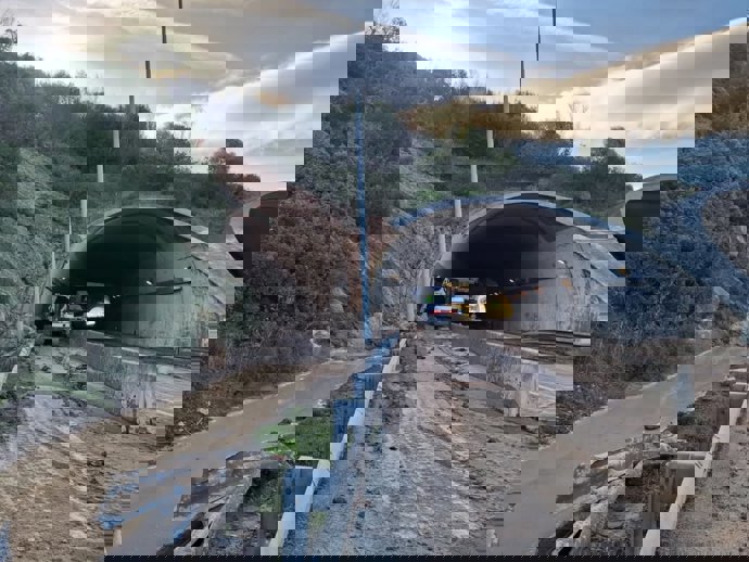 Tunel de Valdeinfierno en la autovía de Los Barrios, la A-381, cortada por desprendimiento.