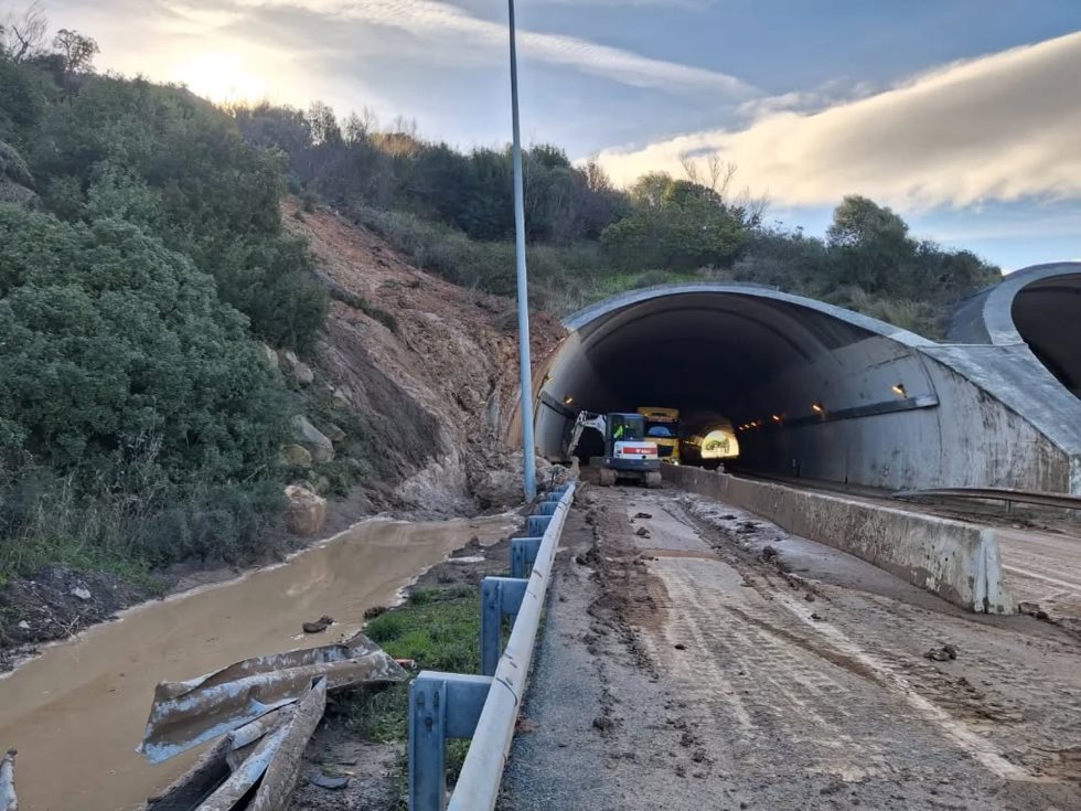 Tunel de Valdeinfierno en la autovía de Los Barrios, la A-381, cortada por desprendimiento.