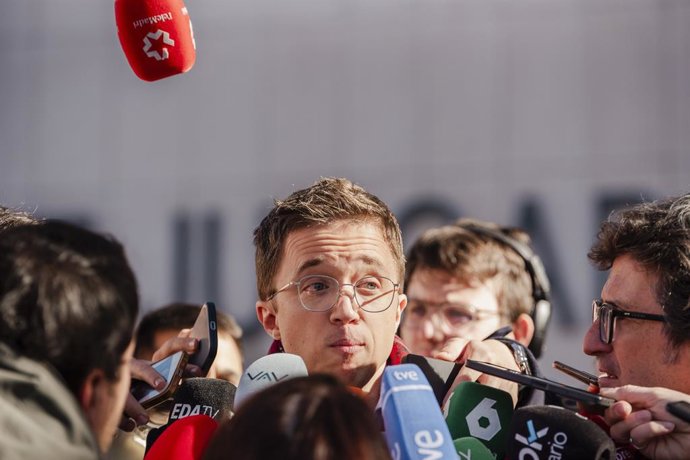 Archivo - El ex portavoz de Sumar en el Congreso Iñigo Errejón ofrece declaraciones a los medios tras declarar en los juzgados de Plaza de Castilla, a 16 de enero de 2025, en Madrid (España). El juez que investiga al exportavoz parlamentario de Sumar Íñig