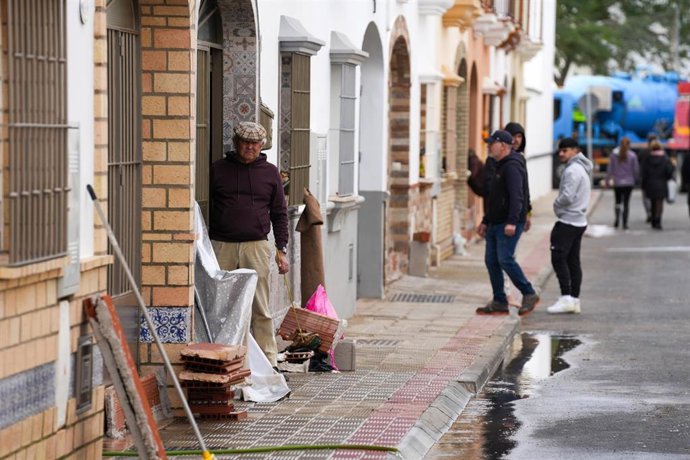 La UME continúa labores en zonas anegadas de El Palmar de Troya (Sevilla).